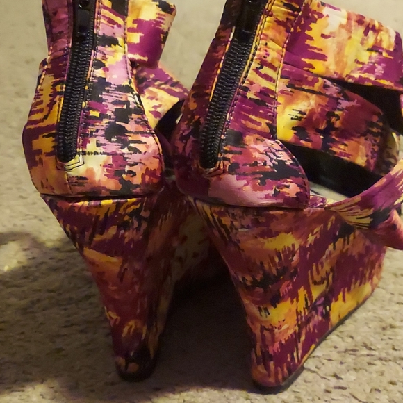 Red Circle wedge Heels - Picture 2 of 3